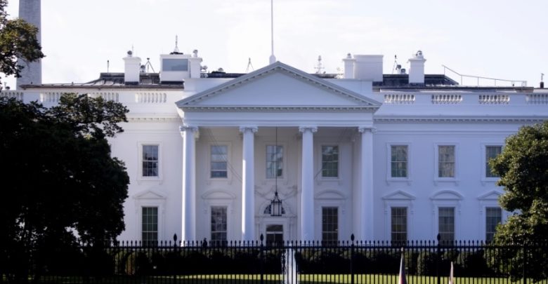 إدارة بايدن تأمل في إزالة السياج المؤقت حول مجمع البيت الأبيض