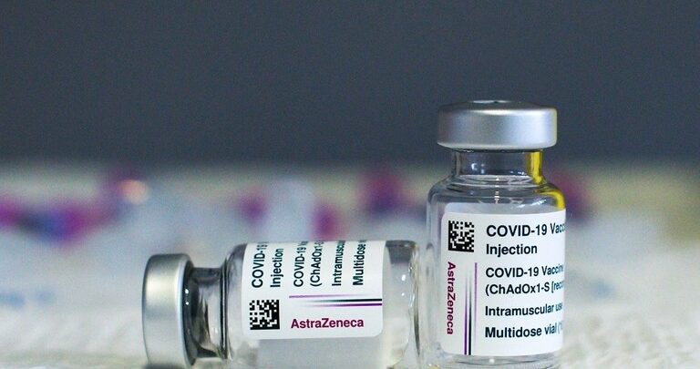 نشطاء يربطون أنفسهم بسلاسل أبواب مكتب “أسترازينيكا” في بريطانيا