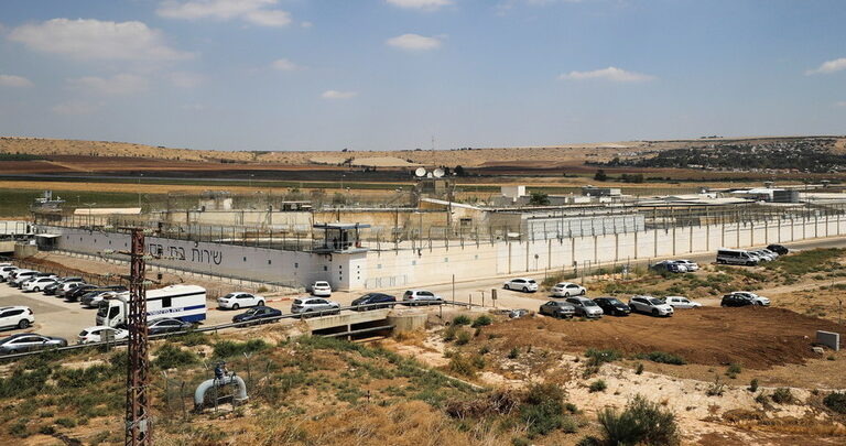 السلطات الإسرائيلية تصدر أمرا لمدة شهر متعلق بملف فرار الأسرى الفلسطينيين من سجن “جلبوع”