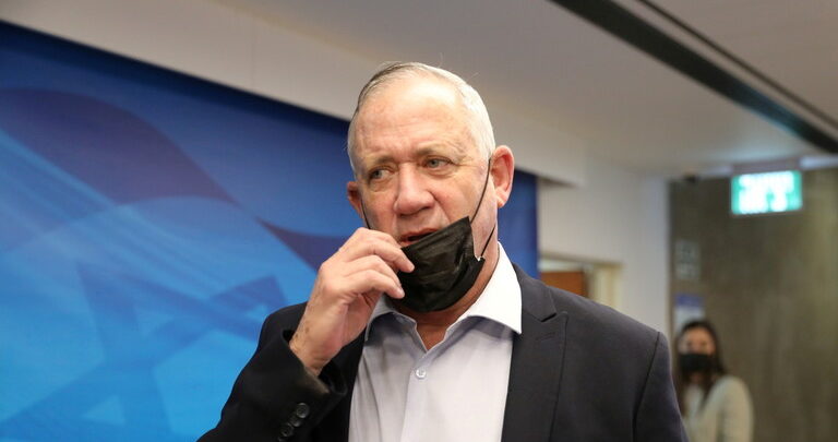 غانتس يطلب من الجيش الإسرائيلي “عدم أذية” الفلسطينيين خلال ملاحقة الأسرى الهاربين