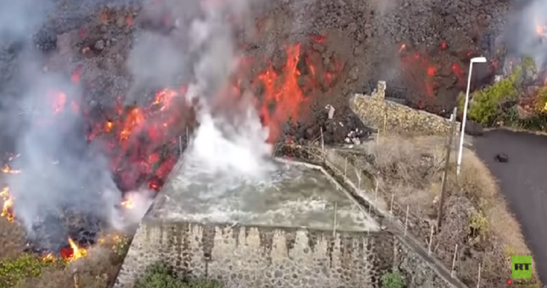 تدفق جديد للحمم يتسبب بالمزيد من الدمار في جزيرة بالما