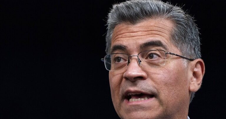 وزير الصحة الأمريكي يصاب بكورونا مرتين في أقل من شهر