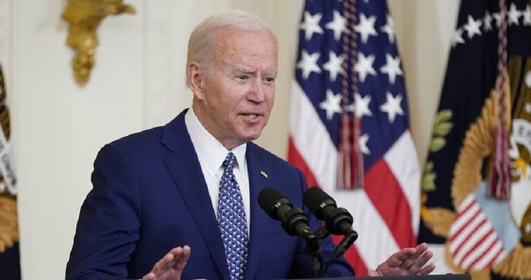 بايدن يقول إن بلاده تعمل على خطة لتصدير الحبوب الأوكرانية عن طريق السكك الحديد